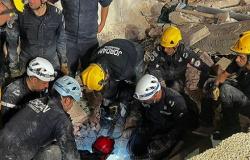 إخراج شخص على قيد الحياة من تحت أنقاض  بناية“ اللويبدة”