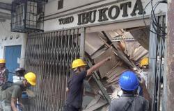 56 قتيلا في زلزال جاوة الإندونيسية