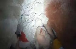 فدت أختها الرضيعة بنفسها.. شاهد: لحظة إنقاذ طفلة على قيد الحياة في سوريا