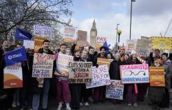 إضراب عشرات الآلاف من الأطباء في إنجلترا