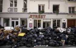 أكوام القمامة رمز احتجاجات باريس