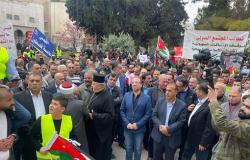 وقفة تضامنية لدعم الفلسطينيين أمام مسجد الجامعة الأردنية
