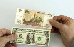 الروبل يهبط إلى 100 أمام الدولار ومعضلة جديدة أمام روسيا