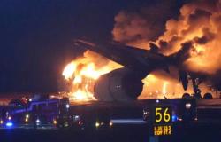 النيران تشتعل في طائرة يابانية أثناء الهبوط