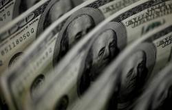الدولار يتجه لتسجيل أول خسائر أسبوعية في 2024