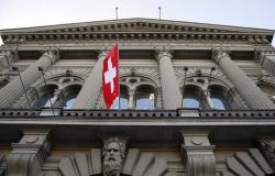 المركزي السويسري يفاجيء الأسواق ويخفض الفائدة ربع نقطة مئوية