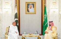 ولي العهد ورئيس وزراء باكستان يبحثان تطوير العلاقات الثنائية