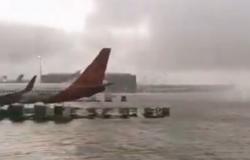 فيديو.. الأمطار تحول مطار دبي إلى بحر وفيضانات تغرق شوارع الإمارات