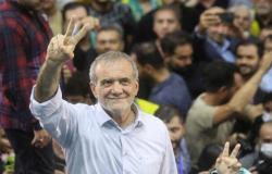 الإصلاحي بزشكيان يفوز بالانتخابات الرئاسية الإيرانية