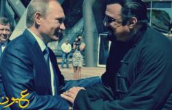 بالصور : بوتين يمنح ستيفن سيجال الجنسية الروسية " صديقي أصبح رفيقًا " ...