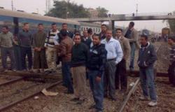 أهالى قرية بالموفية يقطعون السكك الحديدية بسبب "عامود نور"