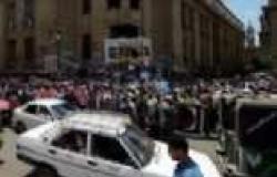 مجندو الأمن المركزي يلوحون بإشارات خارجة للمتظاهرين من شرفات دار القضاء