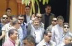 200 طيار يطاردون"مرسي" من المنزل إلي المسجد : "بنشتغل علي تاكسي"