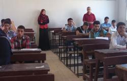 مراقبو لجان مدرسة أحمد بهجت يملون على الطلاب تعليمات الوزارة لمنع الغش