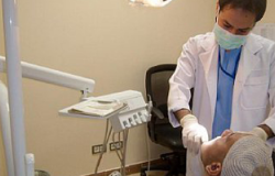 تركيب أسنان صناعية رخيصة تؤدى إلى التهابات بالفم