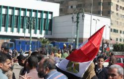 سائقو الأجرة بمنيا القمح ينقلون المتظاهرين لمليونية التفويض بالمجان