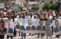 مسيرة بـ"الأكفان" لأنصار المعزول بأسوان حدادا على ضحايا شارع النصر