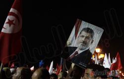 بالصور..متظاهرون يرفعون صورة المعزول خلال حشد مؤيد للحكومة التونسية