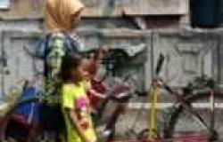 بالصور| حاكم جاكرتا يتبرع بمواد غذائية لأهالي قرية إندونيسية بمناسبة "عيد الفطر"