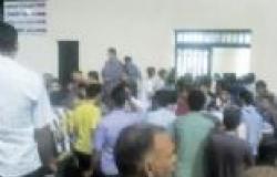 الأطباء والعاملون بمستشفى سيدي براني يغادرون المبنى بعد اعتداء أهالي مريض عليهم
