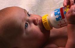 كيف يمكن تجنب التلوث الناجم عن عدم تعقيم زجاجة الرضاعة؟