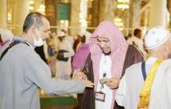 فيصل بن سلمان يتقدم المصلين في المسجد النبوي الشريف ويستقبل المهنئين