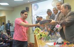 بالصور.. رئيس جامعة عين شمس يسلم "التابلت المصرى" للطلاب المتفوقين
