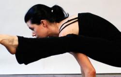 ممارسة رياضة اليوجا لعلاج مرض عرق النسا