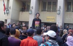 طلاب مدينة جامعة القاهرة يتظاهرون بسبب ضبط طالبات الإسكندرية