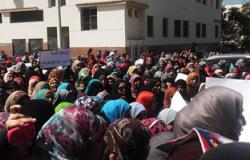 طالبات الإخوان تفترشن الأرض أمام مكتب عميدة "دراسات أزهر الزقازيق"
