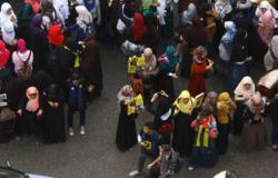 طالبات الإخوان يقطعن شارع الفتح بـ"فوه" فى كفر الشيخ