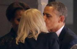 بالصور.. «أوباما» يُقبّل يد زوجته بعد مزاحه مع رئيسة وزراء الدنمارك بتأبين «مانديلا»
