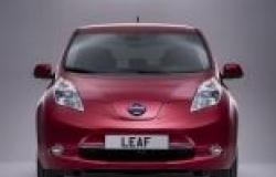 صاحب السيارة Nissan Leaf الكهربائية يحتفل بقطع 100,000 ميل