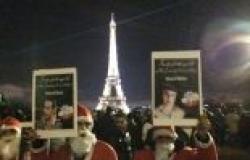 بالصور| أعضاء "6 أبريل" بفرنسا تتظاهر بزي بابا نويل للمطالبة بالإفراج عن المعتقلين