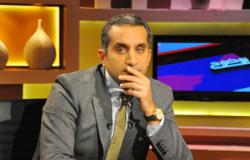 معارضو باسم يوسف يرفعون الأحذية أمام مسرح راديو أثناء تسجيل الحلقة