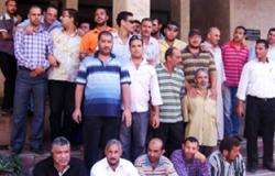 تظاهر العاملين بمستشفيات جامعة عين شمس للمطالبة بتطبيق الحد الأدنى