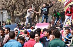 أحد الطلاب المتظاهرين بـ"عين شمس" يلقى قصيدة تطالب بمنع الحرس الجامعى