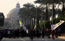 تجمهر طلاب الدراسات العليا بحقوق القاهرة أمام قبة الجامعة
