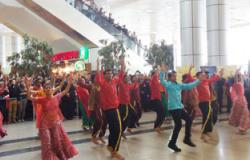 السياحة تحتفل بنجوم الفن الاستعراضى الهندى بمطار القاهرة