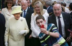بالصور والفيديو: طفل يلتقط «سيلفي» مع الملكة «إليزابيث»