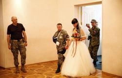 بالصور.. الزفاف في زمن الحرب بأوكرانيا: عروس بمسدس والعريس بـ«الميري»