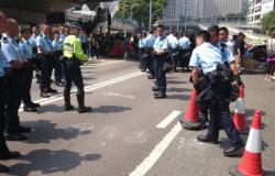 بالصور.. شرطة هونج كونج تزيل حواجز في موقع الاحتجاجات المطالبة بالديمقراطية