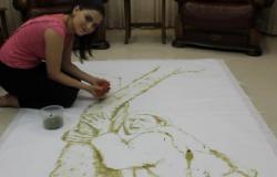 بالصور..«أريج لاون».. فنانة فلسطينية ترسم صور زعماء وطنها بحبات الزيتون