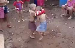 بالفيديو.. توأمان يلعبان "مباراة ملاكمة" تشعل "فيس بوك"