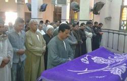 تشييع جنازة "زاهية" ضحية الإرهاب بالفيوم.. والأهالى يهتفون ضد الإخوان