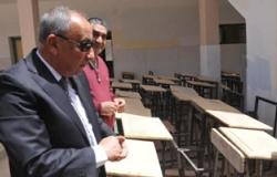 محافظ أسوان يتفقد مشروع إعادة تصنيع المقاعد المدرسية