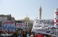 بالصور.. أسر شهداء وتجار ومتضررو الإسكان ببورسعيد يتظاهرون أمام مسجد مريم