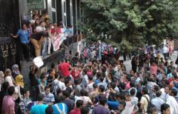 تظاهر معلمين بالجيزة أمام "التعليم" تأييداً لحرق كتب مدرسة فضل الإخوانية