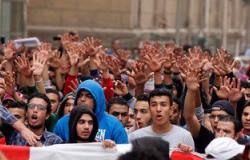 مسيرة لطلاب الإخوان تصل قبة جامعة القاهرة.. والأمن يغلق الأبواب بالحواجز