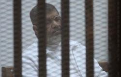 مستشار المعزول يطالب "مرسى" بوضع "ساق فوق ساق" أثناء النطق بالحكم غدا